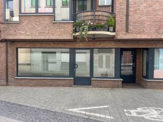 This commercial property of approximately 45 m² is for rent in the center of Izegem.Includes:- entrance/waiting area of approx. 3 m²- open space...