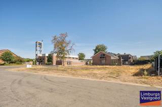 Mooi perceel bouwgrond voor open bebouwing, met een oppervlakte van 5a 6ca. Deze grond is rustig gelegen in een residentiële woonwijk, met een vlotte verbinding naar omliggende gemeentes, doch nabij scholen, winkels, en andere faciliteiten.<br /><br />Het perceel heeft een straatbreedte van 25m en -diepte van 17m. Mogelijkheid tot het bouwen van een open bebouwing. Afstand van zijdelingse perceelsgrens is 3m. Bouwhoogte: maximaal 2 bouwlagen onder de kroonlijst. Perceel is gelegen in gebieden voor gemeenschapsvoorziening en openbaar nut, achterzijde van het perceel grenst aan woongebied.<br /><br />Details verkavelingsvoorschriften te raadplegen via limburgsvastgoed.be.<br /><br />Voor meer info bel Jeff op 0472/04.26.49 of 011/22.19.17 - jeff@limburgsvastgoed.be of limburgsvastgoed.be