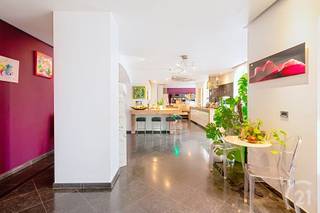 Exclusieve villa met karakter en eindeloze mogelijkheden in Rotselaar.Op de groene flank van de Middelberg ontdek je deze villa van 700 m² bewoonbare...