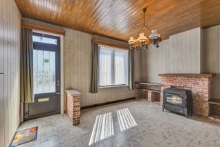 <p>Voor meer info of bezoek, bel 02/884.23.23 - Op een gunstige locatie te Lennik bevindt zich deze <strong>te renoveren woning met tal van mogelijkheden.</strong> Het pand vormt de ideale basis voor wie op zoek is naar een renovatieproject met potentieel. Het gelijkvloers omvat een inkomhal, <strong>een leefruimte met salon en eetplaats</strong>, een keuken, een badkamer en uitbouw (momenteel berging). Op de eerste verdieping bevinden zich <strong>drie</strong> <strong>slaapkamers</strong>. Via een vaste trap bereikt men het <strong>zolderverdiep</strong>, waar de mogelijkheid bestaat om <strong>een extra ruime slaapkamer</strong> te creëren. Verder beschikt de woning over een garage, die op de achterliggende straat uitgeeft. Buitenschrijnwerk in aluminium dubbel glas - Verwarming op kachel met gas</p><p>Stedenbouwkundige inlichtingen in aanvraag .</p>