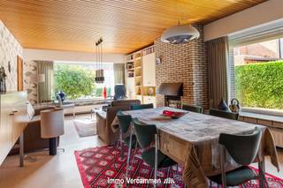 <p><span>Verzorgde gezinswoning op een absolute A-locatie in Rijmenam, gelegen in een rustige en residentiële straat op wandelafstand van het landelijke dorpscentrum met scholen, winkels en openbaar vervoer.</span></p><p><span> </span></p><p><span>Deze charmante laagbouwvilla werd gebouwd in 1967, steeds met de grootste zorg onderhouden en biedt heel wat potentieel voor wie op zoek is naar comfortabel wonen op een uitstekende locatie.</span></p><p><span>De woning beschikt over een praktische en functionele indeling. Via de inkomhal bereiken we de lichtrijke woonkamer met aansluitend de keuken. Verder bevinden zich op het gelijkvloers twee ruime slaapkamers, een bureau en een badkamer, waardoor de woning bijzonder vlot toegankelijk is.</span></p><p><span> </span></p><p><span>Ook aan parkeergelegenheid is geen gebrek dankzij de ruime oprit en inpandige garage. Buiten vormt de verzorgde en aangelegde tuin een aangename plek om in alle rust en privacy te genieten.</span></p><p><span>Doorheen de jaren werden bovendien verschillende vernieuwingswerken uitgevoerd, waaronder de vernieuwing van het dak en de verwarmingsketel.</span></p><p><span>De uitstekende ligging vormt zonder twijfel een van de grootste troeven: rustig en residentieel wonen, op een boogscheut van het gezellige dorpscentrum van Rijmenam en met scholen, winkels en openbaar vervoer binnen handbereik.</span></p><p><span> </span></p><p><span>Kom de troeven en het potentieel van deze woning zelf ontdekken tijdens een bezoek. Maak vandaag nog een afspraak via 015/755 444 of <span>info@immovercammen.be</span></span><span>.</span></p><p><span> </span></p>