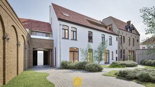 Welkom in Huyze Victoria, waar luxe, geschiedenis en locatie elkaar versterken. In dit statige breedhuis met 19de-eeuwse lijstgevel en oudere kern met stijlvolle neogotische aanbouw – de directeurswoning van de vroegere brouwerij ‘De Os’, thans de gekende wijnhandel Feys &amp; van Acker – verrijst een bijzonder woonproject met slechts 6 exclusieve woongelegenheden. Hier woont u in het stille hart van Brugge, een oase van rust, op slechts enkele stappen van de hippe Ezelstraat, met zijn creatieve winkels, gezellige cafés en charmante eetgelegenheden.<br /><br />Huyze Victoria telt slechts zes luxueuze woongelegenheden. Woningen met private buitenruimte, twee karaktervolle lofts in het voormalig koetshuis, een ruim en lichtrijk penthouse. Elk met oog voor kwaliteit, verfijning en voorzien van parkeergelegenheid. Een kleinschalig project, bewust ontworpen voor wie houdt van exclusiviteit en sereniteit.<br /><br />Unit 1 is de kleinste woning, maar hoeft helemaal niet onder te doen. Volledig uitgekiend, met hoge plafonds die heel veel licht toelaten, 2 mooie slaapkamers, elk met eigen badkamer ensuite én, zowel beneden als op het verdiep, een buitenruimte. Bruto woonoppervlakte 118,90 m2.<br /> 