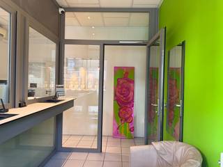 Commercieel gelegen handelspand met garage op een uitstekende locatie langs de Antwerpsesteenweg in Hoboken. Het pand is momenteel ingericht...