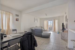 <p><span>Opportunité unique de propriété à rendement !</span></p><p><span> </span></p><p><span>Immeuble de rapport de 2 appartements à Leopoldsburg à vendre. Possibilité d'acheter à 7% de droits d'enregistrement si les conditions fiscales sont respectées. </span></p><p><span>Les appartements sont loués à Wonen dans le Limbourg ou à WIL. Cela vous donne, en tant qu'investisseur, un revenu mensuel de 1,5 million d'euros </span></p><p><span> </span></p><p><span>Appartement 1</span></p><p><span>Un appartement au rez-de-chaussée de +/- 79m² avec toilettes pour invités, hall d'entrée, espace de vie ouvert et cuisine, sous-sol, salle de bain avec douche et lavabo et 1 chambre à coucher. Garage et beau jardin orienté sud inclus.</span></p><p><span> </span></p><p><span>Appartement 2</span></p>