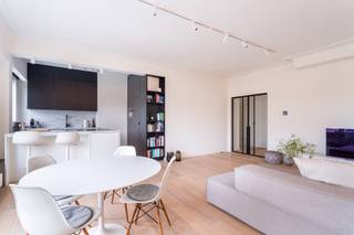 <p><strong>Gerenoveerd en lichtrijk hoekappartement met 2 slaapkamers en een terras, gelegen in de gegeerde Oosterveldwijk in Wilrijk. Dit kwalitatief afgewerkte appartement werd in 2023 tot in de puntjes vernieuwd met hoogwaardige materialen en bevindt zich op een uitstekende locatie, op wandelafstand van winkels, openbaar vervoer, ziekenhuizen, parken en belangrijke in- en uitvalswegen.</strong></p>
<p>INDELING: <br />De centrale INKOMHAL geeft toegang tot alle ruimtes. Via de stalen deur betreden we de ruime en lichtrijke LIVING van ca. 32m² op parket. En suite bevindt zich de OPEN KEUKEN van ca. 6m², voorzien van alle comfort zoals een inductiekookplaat met ingebouwd afzuigsysteem op het kookeiland, een combi microgolfoven, een afwasmachine en een wastafel. De keuken is hoogwaardig afgewerkt met carrara-finishing en uitgerust met kwaliteitstoestellen.</p>
<p>De BADKAMER van ca. 4m², eveneens uitgevoerd in carrara-finishing, beschikt over een ruime inloopdouche met zwart kraanwerk en een wastafel. Een aparte ingemaakte kast biedt plaats en aansluiting voor wasmachine en droogkast.</p>
<p>De MASTERBEDROOM van ca. 17m² is voorzien van een zeer ruime ingemaakte dressingkast. De tweede SLAAPKAMER van ca. 10m² beschikt eveneens over een ingemaakte kast en een vast bureaumeubel. Vanuit deze kamer is er toegang tot het aangename ZONNETERRAS van ca. 4m².<br /><br />Er zijn verder 2 kelderbergingen inbegrepen.<br /><br /></p>
<span><strong>BIJZONDERHEDEN</strong></span><br />* 2 slaapkamer hoekappartement op de hoogste verdieping op zeer goede locatie te Wilrijk - Oosterveldwijk. Mobiscore 8,9<br />* Renovatie 2023 + dak is conform.<br />* Hoogwaardig gerenoveerd appartement, instapklaar, gunstige EPC, asbestveilig, inidividuele nutsvoorzieningen en electriciteit conform<br />* Mooie gevelbreedte van 7m <br />* Klein gebouw zonder lift - lage kosten<br />* 2 ruime kelderbergingen inbegrepen