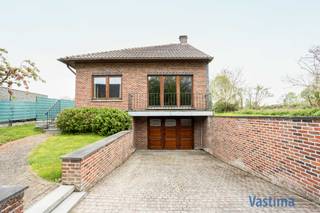 Bent u op zoek naar een bungalow die ruimte, comfort en uitzonderlijke mogelijkheden combineert voor zowel wonen als werken? Dan zal deze solide halfopen bebouwing uit 1994 u meteen weten te overtuigen. Met haar doordachte indeling, overvloed aan opslagruimte en prachtige tuin is dit de ideale thuisbasis voor gezinnen én zelfstandigen of thuiswerkers.<br /><br />Een van de grootste troeven van deze woning is zonder twijfel de volledig onderkelderde verdieping van maar liefst circa 130 m². Deze biedt plaats aan meerdere wagens, maar leent zich evengoed perfect als opslagruimte, atelier, hobbyruimte of professionele werkplek. Dankzij de toegang via een garagepoort én een deur naar de tuin is deze ruimte uiterst praktisch en veelzijdig in gebruik.<br /><br />Op het gelijkvloers wordt u verwelkomd in een karaktervolle inkomhal met trap, die meteen de degelijkheid van de woning weerspiegelt. Verder vindt u hier een gastentoilet, een handige berging of dressingruimte, een badkamer met ligbad en douche en twee ruime slaapkamers. Deze indeling maakt de woning bovendien bijzonder geschikt voor wie levenslang comfortabel wil blijven wonen.<br /><br />De lichtrijke leefruimte met open keuken van 64 m² vormt het hart van de woning en nodigt uit tot gezellige momenten met familie en vrienden. Grote raampartijen zorgen voor een aangename lichtinval en bieden een mooi zicht op de tuin. De open haard voegt extra warmte en sfeer toe, terwijl de volledig geïnstalleerde keuken voorzien is van alle nodige toestellen.<br /><br />Onder het dak bevindt zich een extra kamer van 37 m² die eenvoudig kan worden opgedeeld in meerdere slaapkamers, een bureau of hobbyruimte, afhankelijk van uw noden. Dit biedt tal van uitbreidingsmogelijkheden voor grotere gezinnen of wie extra werkruimte wenst.<br /><br />EPC D – 315 kWh / Dubbel Glas / Centrale verwarming / Regenwaterput – 10.000 L / Kelder 130 m² / Woonruimte 181 m² / Betonstructuur / … Op te frissen.<br /><br />De woning is gelegen op een ruim perceel van net geen 18 are. Hier heeft u alle ruimte om kinderen vrij te laten spelen, een moestuin aan te leggen of dieren te houden.<br /><br />Ook de ligging is een absolute troef met scholen, winkels, openbaar vervoer en belangrijke verbindingswegen zoals de E40 op korte afstand. Daarnaast biedt de omgeving tal van mogelijkheden voor wandelen, fietsen en ontspannen in het groen.<br /><br />Bent u op zoek naar een veelzijdige woning met ruimte in overvloed en tal van mogelijkheden voor wonen en werken? Contacteer ons vandaag nog en plan uw bezoek!