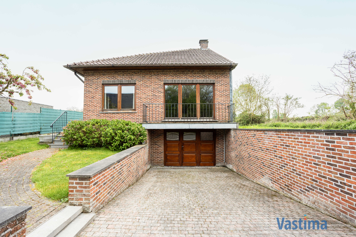 Ruime halfopen bungalow met grote kelder, 3 slaapkamers en zonnige tuin - foto 2