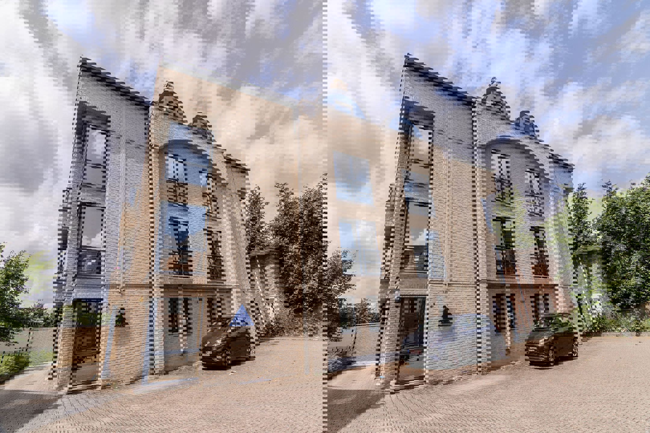 Veelzijdige investeringskans op het gelijkvloers – kantoren &amp; appartement te koop in Aalst - foto 1