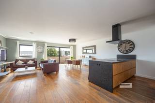 Ruim 3 slaapkamer appartement te schoten met een bewoonbare oppervlakte van 134m². Bij binnenkomst valt meteen de royale woonkamer op, die baadt in...