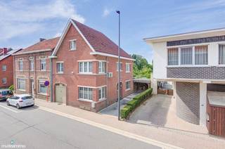 KARAKTERVOLLE EENGEZINSWONING MET 5 SLAAPKAMERS, GARAGE, CARPORT EN TUIN NABIJ HET CENTRUM VAN BILZEN<br /><br />*** Bekijkt u deze woning via een aanverwante website? Surf dan naar https://matisimmo.be/nl/aanbod/4452735/eengezinswoning-te-koop-in-3740-bilzen-hoeselt en klik op volgende link voor het INTERACTIEF GRONDPLAN: https://grondplan.matisimmo.be/grondplan/?map=HoeseltTongersestraat21 ***<br /><br />Deze ruime eengezinswoning is rustig gelegen net buiten het centrum van Bilzen. Dankzij de centrale ligging bevinden verschillende voorzieningen, zoals winkels, openbaar vervoer en het station, zich in de nabije omgeving. Het bruisende centrum van Bilzen ligt op minder dan 5 minuten rijden en is eveneens op wandelafstand. Bovendien geniet de woning van een vlotte verbinding naar de autosnelwegen, die zich op enkele minuten bevinden, met een goede bereikbaarheid richting onder andere Maastricht, Tongeren en Hasselt.<br /><br />Een grote troef van de woning is de aanwezige airconditioning, geplaatst in 2018. Daarnaast beschikt de woning over centrale verwarming met een condenserende gasketel, eveneens geplaatst in 2018, en zonnepanelen met een vermogen van 4.510 Wpiek, geïnstalleerd in 2023.<br /><br />We betreden de woning via de inkomhal aan de rechterzijde van de woning. Deze is voorzien van een gastentoilet en biedt toegang tot de verschillende ruimtes in de woning, evenals tot de trap naar de eerste verdieping.<br /><br />Vanuit de inkomhal bereiken we de ruime en lichtrijke woonkamer, die plaats biedt voor een aangenaam zit- en eetgedeelte en voorzien is van airconditioning. Vanuit de woonkamer is er rechtstreeks toegang tot de tuin. Aan de andere zijde van de inkomhal bevindt zich de aparte, volledig ingerichte keuken. Hier is eveneens voldoende ruimte voor het plaatsen van een eettafel of eventueel een kookeiland. Dankzij het grote raam geniet de keuken van een aangename natuurlijke lichtinval.<br /><br />Op de eerste verdieping bevinden zich de ruime nachthal, drie slaapkamers en de badkamer. De badkamer is uitgerust met een enkele lavabo, douchecabine, ligbad, toilet en een ingebouwde kast.<br /><br />Via een vaste trap bereikt men de tweede verdieping. Hier bevindt zich een ruime overloop, die momenteel ingericht kan worden als bureauruimte, evenals twee ingebouwde kasten en een ruime slaapkamer. Daarnaast zijn er nog twee extra multifunctionele ruimtes aanwezig, die naar eigen wens kunnen worden ingericht. Deze ruimtes kunnen bijvoorbeeld dienst doen als extra opbergruimte, hobbyruimte of bijkomende slaapkamer.<br /><br />De woning beschikt daarnaast over een carport en een inpandige garage, wat zorgt voor extra comfort en praktische bergruimte. Ook is er een kelder aanwezig, die uitstekend dienst kan doen als voorraadkelder of extra bergruimte. Buiten geniet de woning van een ruime en volledig afgesloten tuin met een verhard terras. Dit biedt verschillende mogelijkheden om in alle rust van de buitenruimte te genieten.<br /><br />Voor meer informatie of een bezoek ter plaatse kan u vrijblijvend contact opnemen met ons kantoor via 089/44.00.00 of info@matisimmo.be.<br /><br /><em>De vermelde woonoppervlakte is steeds de bruikbare vloeroppervlakte overgenomen uit het EPC-verslag.</em><br /><br /><em>Bestuursmaatregelen in het maatregelenregister: nee</em><br /><br />