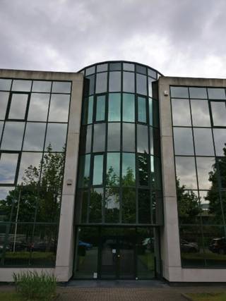 Office building easily accessible. Located near the ring of Brussels.<br /> <br /> Charges and taxes: On request.