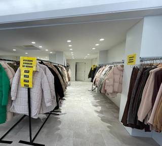 Hoogwaardig commercieel gelijkvloers, gelegen in één van de meest drukbezochte winkelstraten van België. Dit handelspand heeft een opp. van 150...