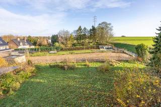 **Bouwgrond, mogelijkheid tot het opsplitsen in twee bouwgronden**Te Tienen-Hakendover bieden wij u een bouwgrond aan op een perceel van 18a99ca en...