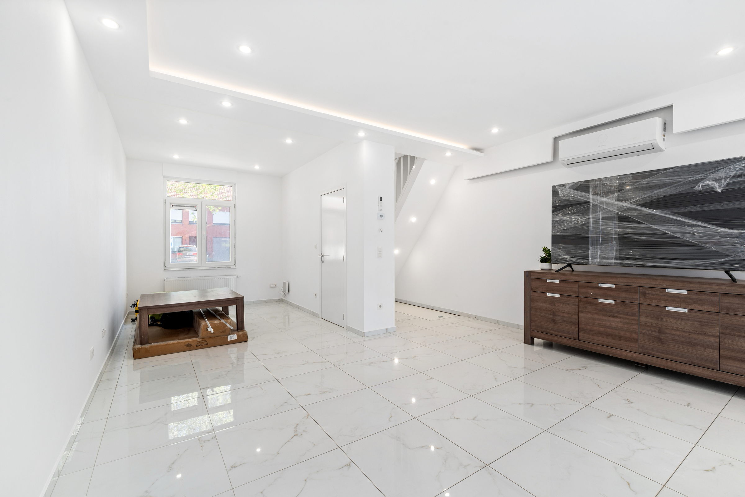 Halfopen woning met grote tuin in Merksem en 4 staanplaatsen - foto 4