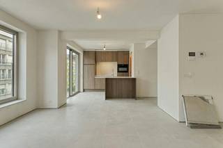 In de nieuwbouwresidentie Duynhuys te Koksijde-Bad, vinden we dit lichtrijk appartement (88,95m²) met 2 slaapkamers en zeezicht te koop. Een unieke kans om te genieten van een toplocatie, vlakbij het strand en op slechts enkele passen van het bruisende centrum. <br /><br />Op zoek naar interessante immo te Koksijde? Lees dan zeker verder!<br /><br />INDELING<br />> 2de verdieping:<br />- inkomhal<br />- 2 slaapkamers geschikt voor dubbel bed <br />- apart toilet<br />- badkamer met douche<br />- lichtrijke leefruimte met open geïnstalleerde keuken en zeezicht vanuit de zitruimte<br />- aparte berging bij de keuken<br />- 2 terrassen <br /><br />De gemeenschappelijke fietsenstalling en de parkeergelegenheid via een autolift maken het project niet alleen praktisch, maar ook uiterst comfortabel. <br /><br />Nog meerdere appartementen beschikbaar!<br /><br />Geniet van de perfecte combinatie van rust, natuur en de levendige kust, alles binnen handbereik. Residentie Duynhuys schenkt u het beste van wat Koksijde te bieden heeft.<br /><br />Interesse in residentie Duynhuys te Koksijde? Aarzel zeker niet contact op te nemen met de dossierverantwoordelijke Sarah Velle via 0470 10 52 78 of sarah.velle@dewaele.com.<br /><br />Bestuursmaatregelen in het maatregelenregister: nee