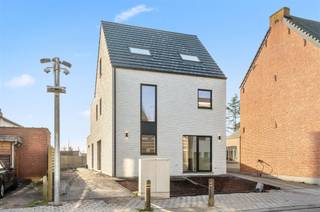 Space and quality are the 2 keywords when describing this newly built home. An ideally oriented plot of approximately 443m² and a street width...