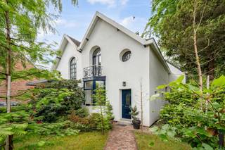 Op een boogscheut van het centrum, volledig gerenoveerde woning met 3 slaapkamers en bureau.Sfeervolle tuin met bomenbestand en ZW oriëntatie.Op...