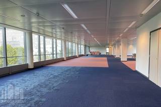 Instapklare kantoorruimte van 2.451 m² te huur, deel uitmakend van het hoogkwalitatieve kantoorgebouw "Silver Building". Uitstekende zichtbaarheid langs de Reyerslaan, naast de E40-snelweg Brussel-Luik. Tevens uiterst vlot bereikbaar zowel met de auto als met het openbaar vervoer: het Meiser station bevindt zich op 800 m.<br /><br />Het kantoorgebouw met eigentijdse architecturale elementen van de hoogste kwaliteit is voorzien van de nieuwste technologieën met aanwezigheid van o.a. gemeubileerde en ingerichte vergaderzalen, restaurant "Silver Café", kleedkamers, douches, ... Tevens ruime parkeermogelijkheden en fietsenstalling. Deze kantoorruimtes bieden niet alleen een verfijnde en eigentijdse omgeving voor bedrijfsactiviteiten, maar ook een stimulerende plek die de creativiteit en productiviteit bevordert.<br /><br />Tevens andere oppervlaktes mogelijk van van 250 m² tot 2.451 m². Onmiddellijk beschikbaar!<br /><br />Contacteer <strong>PANORAMA B2B</strong> voor bijkomende inlichtingen of een vrijblijvend plaatsbezoek bezoek <strong>0477 09 00 09.</strong>