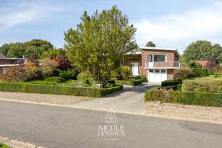 Deze vrijstaande split-levelwoning biedt enorm veel plaats en mogelijkheden. Met luchtige ruimtes, drie volwaardige slaapkamers, een praktische kelder, inpandige garage en een gezellige tuin is er plaats voor het hele gezin. Het huis zelf zou een grote opknapbeurt kunnen gebruiken maar de ruimtes en indeling zijn ideaal. Dit is de perfecte woning voor wie op zoek is naar een te renoveren pand op een fantastische locatie! <br /><br />=> Ligging <br />Deze woning is gelegen in een mooie en residentiële buurt op een boogscheut van Maasmechelen, Genk en ook de toegang tot de oprit van de E314 ligt slechts 10 minuten verwijderd. Houdt u van wandelen, shoppen en bent u een echte levensgenieter? Met het Nationaal Park Hoge Kempen aan het einde van de straat en Maasmechelen Village vlakbij, combineert deze ligging rust en natuur met winkels en ontspanning binnen handbereik.<br /><br />=> Gelijkvloers<br />- Ruime inkomhal met apart gastentoilet met lavabo en trap naar de verdieping<br />- Open leefruimte met mooie parketvloer en mogelijkheid voor open haard<br />- Veel natuurlijk lichtinval door de grote raampartijen<br />- De keuken is ruim en praktisch ingedeeld en biedt voldoende ruimte om een eettafel te kunnen plaatsen<br />- Via de keuken bereik je de gezellige veranda met een mooi uitzicht en rechtstreekse toegang tot de tuin<br /><br />=> Verdieping<br />- Overloop met toegang tot de verschillende kamers<br />- Drie slaapkamers waarvan één kan dienen als kinder/logeerkamer/hobbykamer of bureel<br />- Badkamer uitgerust met ligbad en enkele lavabo<br /><br />=> Kelder<br />- De woning beschikt over een ruime kelder opgedeeld in een wasplaats/berging en diverse praktische bergruimtes <br />- Rechtstreeks toegang tot de tuin vanuit de kelder <br />- Op het gelijkvloers niveau bevindt zich de inpandige garage <br /><br />=> Tuin<br />- Royaal perceel met een praktische tuinberging<br />- Ruim terras aansluitend aan de woning<br />- Diepe tuin omgeven door veel groen <br /><br />=> Indeling<br />- Gelijkvloers: inkomhal, apart toilet, woonkamer, keuken, veranda<br />-Verdieping: overloop, drie slaapkamers, badkamer<br />- Verdieping -1 (tuinniveau): inpandige garage, wasplaats, CV-ruimte<br />- Kelder (verdieping -2): diverse opbergruimtes