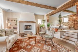 <p>Graag presenteren wij u deze uitzonderlijke, volledig gerenoveerde hoeve gelegen aan de Rue de Louvain in Bevekom. De eigendom werd in 2023–2024 met bijzonder veel oog voor detail en hoogwaardige materialen totaal gerenoveerd, waarbij het authentieke karakter perfect werd gecombineerd met hedendaags wooncomfort. Het geheel is gelegen op een perceel van 2.238 m² en omvat maar liefst 442 m² bewoonbare opp, exclusief de ruime schuur/atelier/loods. De volledig ommuurde binnenkoer zorgt voor optimale privacy en creëert een prachtige, rustige buitenruimte met een heerlijk vakantiegevoel. De hoofdwoning van 276 m² beschikt over een indrukwekkende leefkeuken van 38 m², afgewerkt in Mortex, drie ruime slaapkamers, twee stijlvolle badkamers en een afzonderlijk bureau. De tweede woonentiteit van 146 m² omvat vier slaapkamers, twee badkamers, een warmtepomp en ruimte voor een nog te installeren keuken. Ideaal als kangoeroewoning, gastenverblijf, kantoor, vrij beroep of co-housing. De ruime schuur biedt bovendien tal van mogelijkheden voor opslag, atelier of professionele activiteiten. Tevens is er een mooi gewelfde kelder. De ligging combineert landelijke rust met een vlotte bereikbaarheid richting Leuven, Waver en Tienen. Onder bepaalde voorwaarden kan de aankoop bovendien genieten van het verlaagde registratietarief van 3% in Wallonië. Een unieke eigendom met bijzonder veel karakter, ruimte en mogelijkheden. </p>