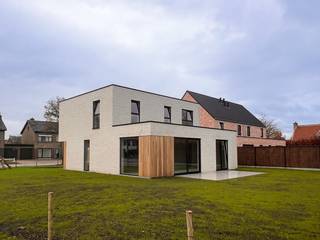 <ul>
<li>woning in afwerkingsfase - bezoek ter plaatse mogelijk</li>
<li>Inclusief tuinafwerking</li>
<li>Rustige residentiële buurt</li>
<li>Groene rand van Gent</li>
<li>Energiezuinig</li>
<li>4 slaapkamers</li>
</ul>
<br /><strong>OMGEVING</strong><br />In de groene rand rond Gent, gelegen in een mooie wijk in Lochristi bevindt zich dit mooie kleinschalige project bestaande uit 2 halfopen en 1 open woning. Voor wie in de buurt van het bruisende Gent wil blijven maar toch rustig wil wonen is dit een ideale uitvalbasis. Het nabijgelegen Kasteelpark van Beervelde biedt volop mogelijkheden voor wandelingen en sportieve uitstapjes. Bovendien vind je langs de N70, die Gent met Lochristi verbindt, tal van winkels en winkelketens, zodat je altijd snel bij je favoriete adresje bent.<br /><br /><strong>INDELING</strong><br />De ruime benedenverdieping omvat een inkomhal, gastentoilet, lichtrijke leefruimte, open keuken, een bureau, een garage en een berging. De bovenverdieping beschikt over vier slaapkamers, een nachthal, een apart toilet en een volledig uitgeruste badkamer.<br /><br /><strong>E-PEIL 30</strong><br />De woning is uitgerust met vloerverwarming op zowel het gelijkvloers als de eerste verdieping, aangestuurd door een energiezuinige warmtepomp. Het ventilatiesysteem D en de geïntegreerde zonnepanelen zorgen ervoor dat het E-peil van 30 wordt behaald, wat bijdraagt aan een energiezuinige en milieuvriendelijke woonomgeving.<br /><br />Vraag hier uw brochure aan!