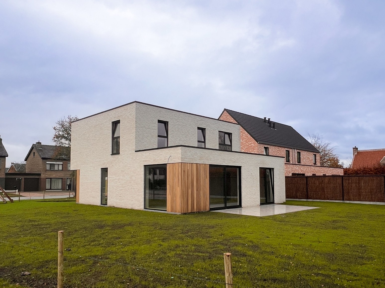 Strakke alleenstaande villa met aangelegde tuin in Lochristi - foto 3