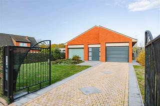 WAASMUNSTER - Op zoek naar een instapklare laagbouwvilla in het groen? Deze uitstekend onderhouden, energiezuinige woning met grote garage...