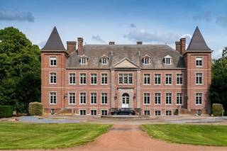 Het Kasteel van Geluveld (Château De Gheluvelt), een neoklassiek meesterwerk dat in 1929 in zijn volle glorie werd heropgebouwd, verschijnt aan...