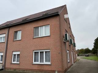 Rustig gelegen dakappartement van 47m² met 1 slaapkamer (11m²), terras van 18m² en garagebox. Het appartement is gelegen op de 2de verdieping van een klein gebouw zonder lift.<br />Vanop het ruime dakterras heb je een mooi uitzicht op de gemeenschappelijke tuin. Er werd recent een energiezuinige airco geplaatst voor verwarmen /koelen. Gunstig energielabel C.<br />Het appartement is beschikbaar vanaf 15/10/2025