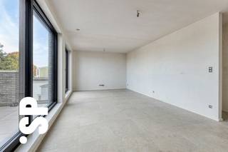 Appartement (eerste verdieping) in residentie 'OLMSEBAAN'.<br /><br />Ontdek dit appartement met zeer ruim terras op de eerste verdieping in de nieuwe residentie 'OLMSEBAAN'. De indeling omvat een inkomhal, twee comfortabele slaapkamers, een moderne badkamer, een apart toilet, een ruime en lichtrijke woonkamer met open keuken, en een praktische berging/wasplaats.<br /><br />Het gebouw is uitgerust met een lift en biedt diverse parkeermogelijkheden aan de rechterzijde van het gebouw: autostaanplaatsen, carports en garages zijn apart aan te kopen.<br /><br />De appartementen worden opgetrokken met ecologisch verantwoorde materialen en voldoen aan de BEN-norm (Bijna-EnergieNeutraal) met een E-peil lager dan 30. Hiervoor worden ze uitgerust met milieuvriendelijke technieken.<br /><br />Centraal gelegen op wandelafstand van het centrum, met een vlotte verbinding naar in- en uitvalswegen.<br /><br />Verkoop onder BTW-stelsel, mogelijkheid tot toepassing van het 6% btw-tarief. Een ideale opportuniteit, zowel voor starters als voor investeerders.<br /><br />De afgebeelde beelden en materialen zijn bedoeld ter inspiratie en kunnen afwijken van de definitieve oplevering.<br /><br />Voor meer informatie of een bezoek ter plaatse, kan u contact opnemen met IMMO SP via 014 59 10 20 of mailen naar jill@immosp.be. Benieuwd naar de waarde van uw eigen woning? Vraag vrijblijvend een gratis verkoopanalyse aan – wij helpen u graag verder!