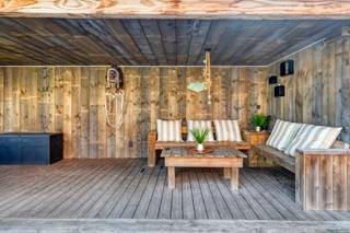 Op een boogscheut van Ninove, in het landelijke Goeferdinge, vinden we deze instapklare woning.<br />De woning beschikt over 3 volwaardige slaapkamers en een zeer ruime open leefruimte met keuken, waar de grote lichtinval het heerlijk ruimtelijk gevoel nog meer benadrukken. De badkamer is zeer ruim en er zijn twee aparte toiletten. Achteraan bevindt zich een uitstekend geïsoleerde extra leefruimte, die apart wordt verwarmd met een pelletkachel. Deze gezellige ruimte biedt tal van mogelijkheden: als tweede zithoek, kantoorruimte, ontspanningsruimte of, dankzij de royale oppervlakte, eventueel ook voor een zelfstandige activiteit aan huis. Ook op energetisch vlak scoort deze woning uitstekend. Dankzij de zonnepanelen en het EPC-label B geniet u van met lage energiekosten. Buiten wacht een volledig afgesloten, ruime tuin waar rust en privacy centraal staan. Het grote gepolierde terras vormt samen met de gezellige lounge-pergola de ideale plek om te genieten van lange zomeravonden, een barbecue met vrienden of een rustig moment in het groen.<br />Troeven:<br />- zeer ruime eengezinswoning<br />- 3 volwaardige slaapkamers<br />- apart toilet boven<br />- tal van indelings- en gebruiksmogelijkheden<br />- EPC label B<br />- elektriciteit conform<br />- zonnepanelen<br />- grote afgesloten tuin<br />Contacteer Karin voor een afspraak op een van de bezoekmomenten: 0468/12 68 62 of karin@albert.immo.
