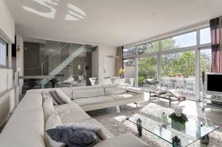 Startprijs 525000. Deze levensloopbestendige woning met lift, in ,de rand van het Zottegemse centrum, werd bekroond met een reportage in Special Bouwen. Zowel binnen- als buitenkant zijn volledig doordacht en werden opgetrokken in kwalitatieve materialen. Het huis kan dienst doen als woning met praktijkruimte of als ruime gezinswoning waar je comfortabel kan vertoeven. <br />Indeling als volgt: Inkomhal met ingebouwde kasten, toilet, natuurstenen vloer, trap en lift naar boven, dubbele inpandige garage met wasruimte en toegang tot het tuinniveau. Eveneens vinden we hier een slaapkamer met dressing en badkamer met lavabo toilet en inloopdouche. Deze slaapkamer met dressing en toegang tot de tuin, kan eveneens dienst doen als praktijkruimte of thuiskantoor. Met de trap of lift gaan we naar het eerste verdieping waar een glaspartij over de hele breedte van het huis, het zicht op de tuin en het terras verzorgt. Een open keuken met granieten werkblad, ingebouwde kasten en een open eet- en zithoek zorgen voor een open vloerplan op het eerste verdieping. Op het tweede verdiep, vinden we nog een polyvalente open ruimte met zicht op de tuin, welke huidig dienst doet als bureelruimte met zicht op de tuin. Een extra badkamer en nog 2 (makkelijk omvormbaar naar 3) slaapkamers. Eveneens vinden we hier toegang tot een kleine bergingszolder. <br />Absolute voordelen van dit pand: centrale ligging nabij centrum Zottegem, gunstig EPC, elektrische installatie conform, centraal stofzuigersysteem, instap klaar. Ruime open leefruimtes, lift van beneden tot boven. Kwalitatieve materialen, zoals parket, natuursteen, granieten aanrecht, enz. Gelieve op de advertentie te reageren of te mailen naar matthias@albert.immo, wij contacteren u.