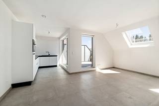 Te koop: modern gesloten appartement in het centrum van Lebbeke, op wandelafstand van winkels, openbaar vervoer en het treinstation.<p><br /></p><p>Dit nieuwbouwappartement (bouwjaar 2024) wordt volledig instapklaar opgeleverd, inclusief nieuwe keuken, badkamer en afwerking – reeds inbegrepen in de prijs. Bij aankoop kan, indien aan de voorwaarden voldaan wordt, het verlaagde BTW-tarief van 6% toegepast worden. Geniet van een gezellig, zongericht terras en drie volwaardige slaapkamers. Een overdekte staanplaats is verplicht mee aan te kopen (€ 18.000). De ligging in het hart van Lebbeke biedt alle voorzieningen binnen handbereik.</p><p><br /></p><p>Belangrijkste ruimtes:<br />• Ruime living (24 m²) met veel lichtinval<br />• Volledig ingebouwde keuken (6 m²)<br />• Eetkamer (9 m²)<br />• Drie slaapkamers (17 m², 12 m², 9 m²)<br />• Badkamer (8 m²) met dubbele spoelbak en inloopdouche<br />• Dressing (4 m²)<br />• Berging (3 m²)<br />• Inkomhal (6 m²)<br />• Apart toilet (2 m²)<br />• Zongericht terras (11 m²)</p><p><br /></p><p>Troeven:<br />• Volledig instapklaar met nieuwe keuken en badkamer, onder 6% BTW (indien voorwaarden voldaan)<br />• Zongericht terras en drie volwaardige slaapkamers<br />• Centrale ligging nabij winkels, openbaar vervoer en station</p><p><br /></p><p>Neem vandaag nog contact op met je ERA-makelaar voor een bezoek.</p><p><br /></p><p>JOUW DROOMAPPARTEMENT. ZO GEVONDEN!</p>