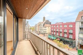 Ruim appartement met 2 slaapkamers, brede façade en zonnig terras op de Lippenslaan.Indeling:Inkomhall met aparte WC en vestiaire. Brede leefruimte...