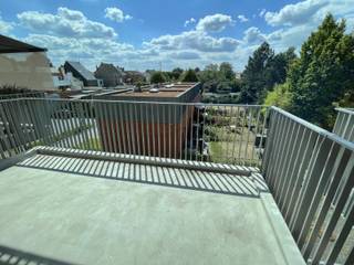 <p>Dit bijzonder leuk, verzorgd appartement is rustig gelegen op een boogscheut van de Markt van Zele, instapklaar het omvat: Inkom, woonkamer met veel lichtinval en aansluitend terras met zicht op binnentuin, moderne open keuken met alle toestellen, technische berging, aparte toilet, 1 slaapkamer met aansluitend badkamer met inloopdouche,, ondergrondse parkeerplaats, zeer ruime fietsenstalling, afvalruimte en kelder. Verwarming: CV gas. <br />EPC: 65,37 kWh/m²/j E 39 U.C.:42028-G-2015_167/EP06992/A001/D01/SD018 <br />Huurprijs € 950/maand.(€ 900+ € 50 vaste kosten)</p>