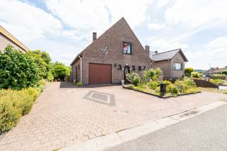 <p>Te koop: open bebouwing in Leuven, gelegen aan de stadsrand.<br /><br />Deze woning in de Boomgaardstraat biedt een interessante opportuniteit voor wie een huis wil kopen in Leuven en op zoek is naar ruimte en potentieel. De open bebouwing beschikt over drie slaapkamers en een praktische indeling die tal van mogelijkheden biedt voor renovatie en inrichting naar eigen smaak. Dankzij de ligging aan de stadsrand geniet u van een vlotte bereikbaarheid en een aangename woonomgeving nabij Leuven. De veranda zorgt voor extra leefruimte en een mooie verbinding met de buitenomgeving. Een garage en berging bieden bijkomend comfort en praktische opbergruimte.<br /><br />Belangrijkste ruimtes:<br />• Living met aangename leefruimte<br />• Keuken met aansluitende mogelijkheden voor inrichting op maat<br />• Veranda met zicht op de buitenruimte<br />• Drie slaapkamers<br />• leuke tuin<br />• Berging met extra opbergruimte<br />• Garage voor wagen of fietsen<br /><br />Troeven:<br />• Open bebouwing met veel mogelijkheden<br />• Gelegen aan de stadsrand van Leuven<br />• Drie slaapkamers en praktische indeling<br /><br />Neem vandaag nog contact op met je ERA-makelaar voor een bezoek op +3216895050.<br />JOUW DROOMHUIS. ZO GEVONDEN!</p>