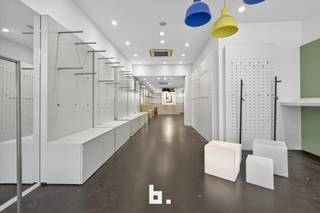 Op zoek naar een handelszaak op een plek waar zichtbaarheid en bereikbaarheid samenkomen? Dit handelspand bevindt zich aan de ingang van winkelcentrum K, pal in het bruisende stadscentrum van Kortrijk.. Dankzij de grote raampartijen en de uitstekende zichtbaarheid geniet u van veel passage en commerciële kansen.<br /><br />Indeling:<br />Gelijkvloers: handelsruimte van ca. 75 m²<br />Eerste verdieping: kamer, bureauruimte, ruimte met douche en toilet, mogelijkheid tot vormen ruim zonneterras.<br />Dakverdieping: (slaap)kamer met mezzanine en badkamer (douche, bad, toilet, lavabo)<br />Kelderberging aanwezig<br /><br />Troeven:<br />- Centrale TOPlocatie<br />- Nabij ruime ondergrondse parking<br />- Grote en moderne etalage<br />- Ontwikkelingspotentieel op eerste en dakverdieping<br />- Recent vernieuwd<br />- Airco en CV aanwezig