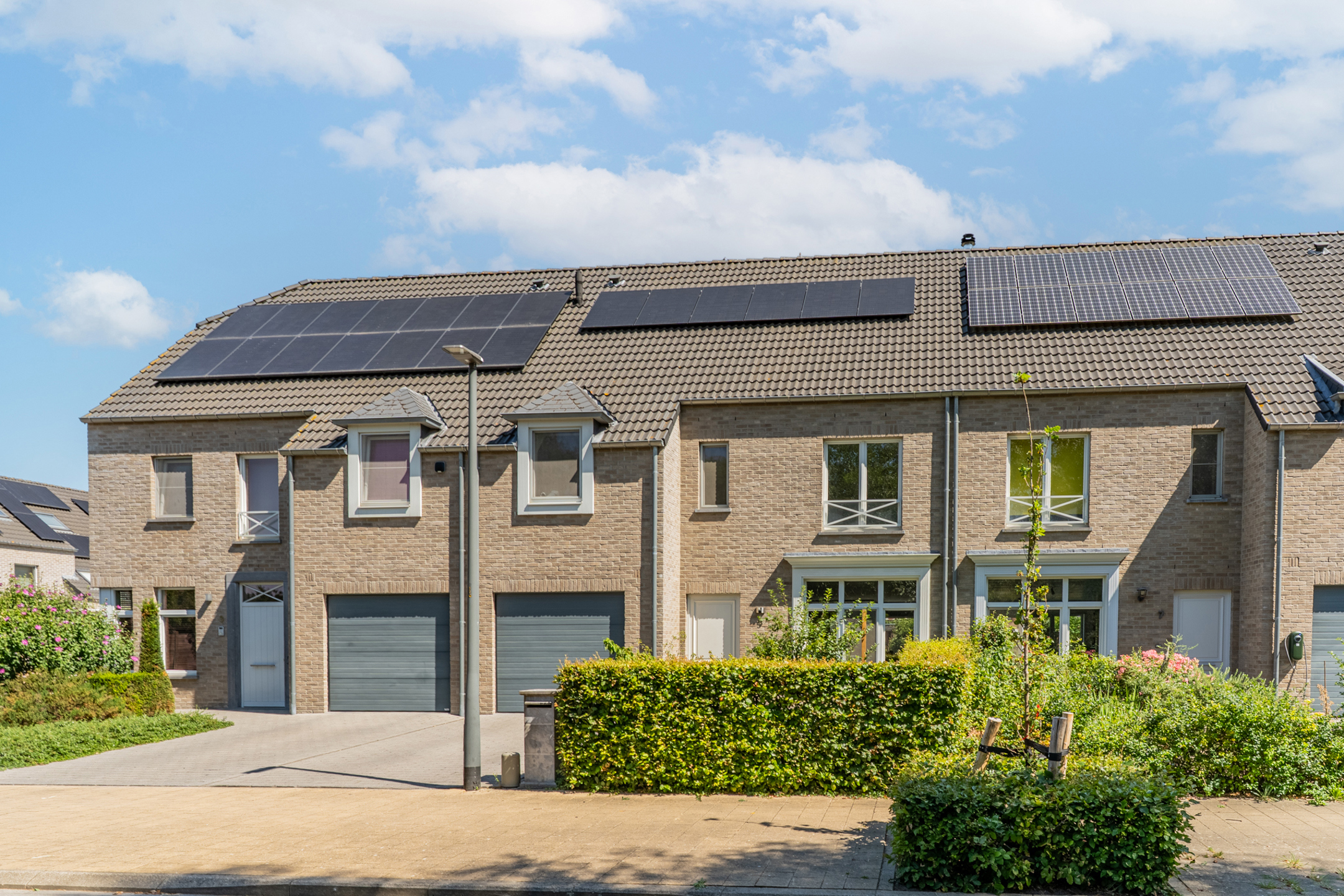 Ruime, recent gebouwde gezinswoning met 4 slaapkamers, inpandige garage en mooie stadstuin  - foto 4