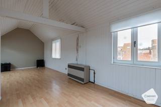 Dit ruime appartement van <strong>82 m²</strong> biedt heel wat <strong>potentieel</strong> voor wie op zoek is naar een eigendom dat volledig naar eigen smaak kan worden gerenoveerd en ingericht. Gelegen op de <strong>tweede</strong> <strong>verdieping</strong> van een gebouw zonder lift, geniet het appartement van een <strong>rustige</strong> <strong>ligging</strong> met een <strong>centrale en vlotte bereikbaarheid.</strong><br /><br />Bij het binnenkomen bevindt zich aan de rechterzijde de ruime, <strong>lichtrijke</strong> <strong>leefruimte</strong> met <strong>open</strong> <strong>keuken</strong>, een aangename plek die tal van mogelijkheden biedt om een moderne en gezellige woonomgeving te creëren. Verder beschikt het appartement over <strong>twee</strong> <strong>slaapkamers</strong> en een <strong>badkamer</strong> met <strong>douche</strong>.<br /><br />De ligging is zonder twijfel een grote troef: op <strong>korte</strong> <strong>afstand</strong> van de <strong>jachthaven</strong>, de <strong>Grote</strong> <strong>Markt</strong> en het bruisende <strong>stadscentrum</strong> vindt u winkels, horeca en alle nodige voorzieningen binnen handbereik. U geniet hier van een rustige woonomgeving, terwijl alles wat de stad te bieden heeft vlakbij ligt.<br /><br />Dankzij de ruime indeling, de interessante oppervlakte en de <strong>vele</strong> <strong>renovatiemogelijkheden</strong> vormt dit appartement een <strong>uitstekende</strong> <strong>opportuniteit</strong>. Of u nu op zoek bent naar een vaste woonst, een tweede verblijf of een interessante investering, dit appartement biedt alle kansen om er een waardevolle eigendom van te maken.