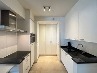 Stijlvol 2-slaapkamerappartement met exclusief dakterras ( 50m2), terrasje aan de woonkamer en ondergrondse auto staanplaats (exclusief in de verkoopprijs) Op de 8ste en hoogste verdieping bevindt zich dit kwalitatief afgewerkte 2-slaapkamerappartement, waar ruimte, licht en comfort perfect samenkomen.De leefruimte en de tweede slaapkamer worden gekenmerkt door een speelse driehoekige vormgeving, die het appartement een unieke architecturale uitstraling geeft en zorgt voor een verrassend ruimtelijk gevoel. Dankzij de doordachte indeling geniet u van een aangename woonbeleving waarbij elke vierkante meter optimaal wordt benut.De tweede slaapkamer is bovendien uitgerust met een volledig op maat gemaakte kastenwand, inclusief 2de frigo en diepvries. Eveneens voorzien van een ingewerkt opklapbed van 90 cm breed. Hierdoor kan de ruimte flexibel worden ingericht als logeerkamer, bureau, zonder in te boeten aan opbergruimte.De hoogwaardige afwerking springt meteen in het oog. Warm parket wordt stijlvol gecombineerd met elegante vloertegels, wat resulteert in een tijdloze en luxueuze uitstraling.Een absolute meerwaarde is het riante dakterras (50m2), bereikbaar via een buitentrap. Dit exclusieve terras is uitsluitend toegankelijk voor de twee eigenaars van de appartementen op de 8ste verdieping, waardoor u in alle rust kunt genieten van de zon, maximale privacy en een prachtig uitzicht.Daarnaast beschikt het appartement over een privatieve autostaanplaats (meerprijs 35.000 euro), wat zorgt voor extra comfort en een zorgeloze parkeermogelijkheid. Een instapklaar appartement met een bijzondere architectuur, kwalitatieve materialen, een exclusief dakterras, een eigen autostaanplaats en slimme maatwerkoplossingen: een zeldzame combinatie die dit pand tot een uitstekende woonopportuniteit maakt. Alles op eigen meters.Surf naar www.abricasa.be en plan jouw verkoopafspraak in samen met onze digitale assistente Alice! Abricasa – Vastgoed voor generaties: Jouw vastgoedpartnerWil je jouw eigendom verkopen of zoek je een vastgoedmakelaar voor verhuur of beheer?Abricasa biedt persoonlijke begeleiding bij al uw vastgoedvragen, van begin tot eind. Leer ons kennen!