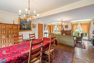 Compleet te renoveren of af te breken woning op schitterend perceel van 1894 m² in het residentiële Oud-Turnhout. De kavel is zuidgeoriënteerd en grenst achteraan aan natuurgebied, dus privacy gegarandeerd. <br /><br />De woning heeft een bewoonbare oppervlakte van 130 m² en omvat een inkomhal, woonkamer, aparte keuken, berging, 3 slaapkamers, badkamer en garage. <br /><br />Bijzonderheden: <br />- mooie ligging in het residentiële Oud-Turnhout, temidden van groen, achteraan grenzend aan natuurgebied.<br />- EPC-label F: sinds 2023 geldt in Vlaanderen een renovatieverplichting voor woningen met EPC-label E of F - nieuwe eigenaars moeten binnen 5 jaar renoveren tot minstens label D.<br />- verwarming op stookolie <br />- eigendom is niet gelegen in een verkaveling. De bepalingen van het gewestplan, nl woonparkgebied, zijn van toepassing.
