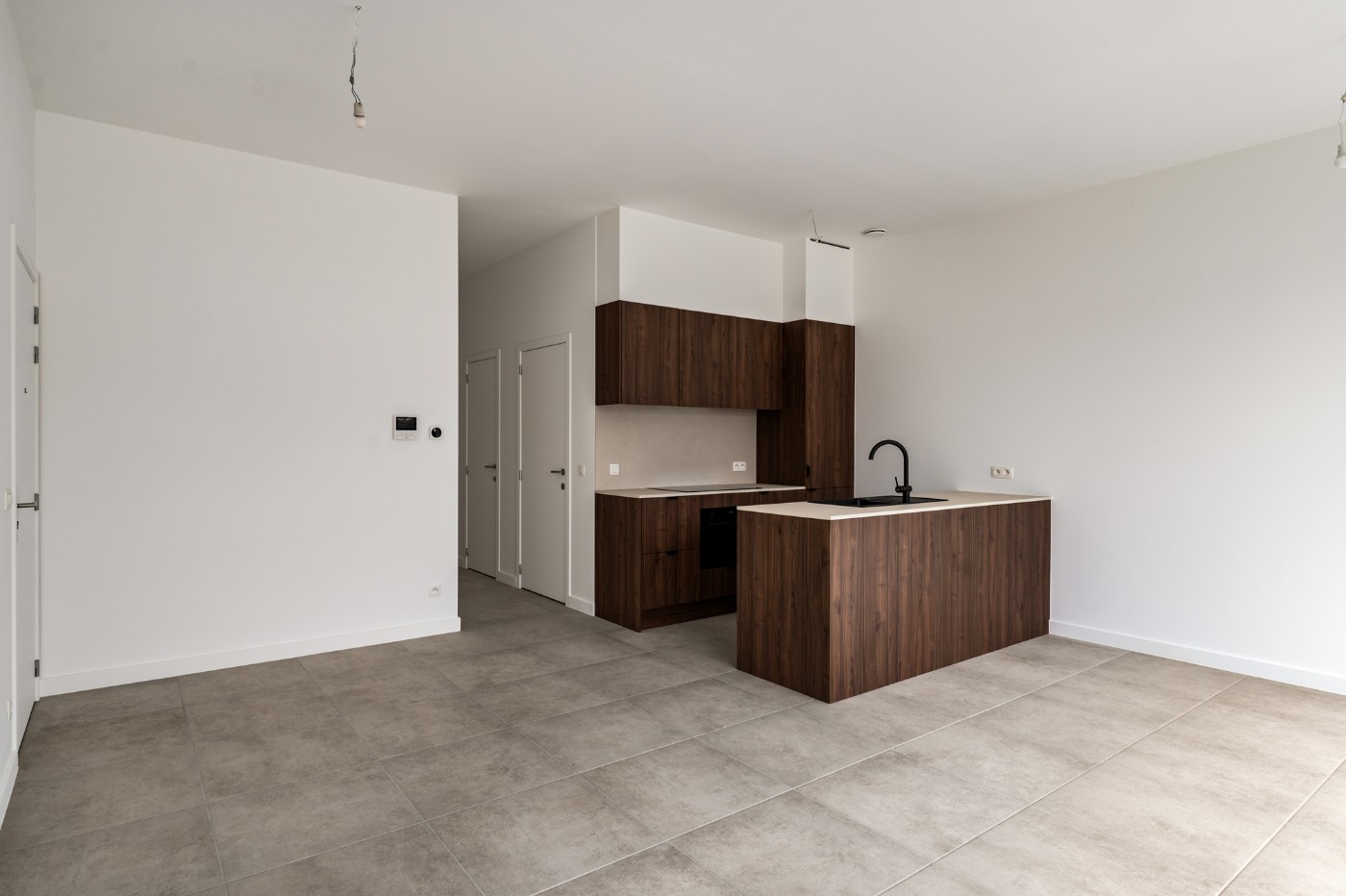 Ruim en licht nieuwbouw app. op de gelijkvloerse verdieping met 2 slpk., tuintje en garagebox - foto 2