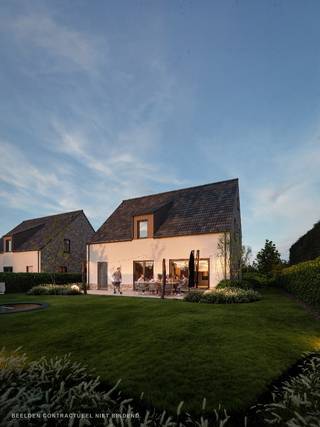 In de rustige en landelijke omgeving van de Waterlelielaan in Kuurne realiseren we twee stijlvolle alleenstaande woningen op ruime percelen. Deze woningen combineren een tijdloze landelijke architectuur met hedendaags wooncomfort, ruimte en energiezuinigheid.<br /><br />De doordachte indeling omvat vier volwaardige slaapkamers, een ruime zolder en een aangename tuin die garant staat voor rust en privacy. Dankzij innovatieve houtmassiefbouw, zonnepanelen, een warmtepomp, ventilatiesysteem D en vloerverwarming in de volledige woning geniet u van een duurzame en comfortabele thuis, volledig klaar voor de toekomst.<br /><br />Ook de ligging is een belangrijke troef. Winkels en andere dagelijkse voorzieningen bevinden zich vlakbij en dankzij de vlotte verbinding met de belangrijkste invalswegen bent u steeds uitstekend bereikbaar.<br /><br />Tot slot krijgt u de mogelijkheid om de afwerking van onder meer de vloeren, keuken en badkamer volledig af te stemmen op uw eigen smaak, zodat u van uw nieuwe woning echt een thuis maakt.<br /><br />Prijzen all-in 672.602 euro* | LOT 75<br />Prijzen excl. kosten 561.200 euro | LOT 75<br /><br />* Prijs all-in: grond | woning | garage | aansluitingen | architect | notariskosten | btw | registratierechten | zonnepanelen | ...