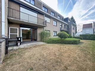Het gelijkvloerse appartement heeft de volgende indeling: <br />- inkomhal met gastentoilet<br />- lichtrijke leefruimte met zicht op groen<br />- open keuken die volledig is geïnstalleerd<br />- badkamer met inloopdouche en lavabomeubel<br />- ruime slaapkamer<br />- praktische berging<br />- extra kelderberging<br /><br />Algemeen: <br />- gemeenschappelijke kosten: € 50,00/ maand<br />- direct beschikbaar<br /><br />Interesse? Vraag snel een bezoek aan via www.dewaele.com!