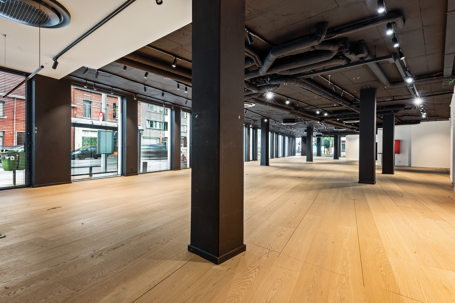 Riant handelspand (723m²) + 5 autostaanplaatsen & garagebox te Wijnegem! - foto 4
