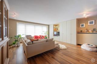 Deze perfect onderhouden ruime bel-étagewoning biedt alle comfort vlakbij het centrum van Knokke.<br />Op het gelijkvloers bevinden zich een grote garage met wasplaats, twee mooie kamers die perfect zijn als kantoorruimte of extra slaapkamers (reeds voorzien van inloopdouche en lavabo), een apart toilet en een zonnige tuin met terras en praktische berging.<br /><br />Op de eerste verdieping bevindt zich de lichtrijke leefruimte met zit- en eetplaats. De ruime open keuken is volledig ingericht en geeft toegang tot het gezellige en zongericht terras. <br />Verder is er nog een praktische berging en gastentoilet. <br /><br />Op de tweede verdieping bevinden zich 3 ruime slaapkamer en een grote badkamer ingericht met ligbad, douche en dubbele lavabo. <br />De zolder biedt extra bergplaats. <br /><br />