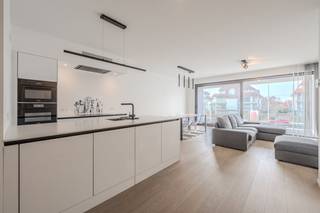 Bel appartement à vendre situé au premier étage de la résidence Jan Turpin, Albert I laan 68 à Nieuport, à quelques pas du Zeedijk, de la promenade...