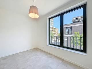 Droom je van een comfortabele, duurzame en energiezuinige woonst? Dit bijna-energie-neutrale (BEN) appartement biedt je het beste van twee werelden: hedendaags wooncomfort met een minimale ecologische voetafdruk en een opvallend lage energiefactuur.Indeling:- inkomhal- apart toilet- slaapkamer 1- slaapkamer 2- berging- ruime woonkamer- keuken- terras (13m²) Bijzonderheden:- energiezuinig- lift- kleinschalig gebouw- voorzien van 2 zonnepanelen- rustige en hippe wijk- terras- vlotte bereikbaarheid van en naar AntwerpenDe maandelijkse vaste kosten bedragen 100 euro per maand voor de kosten van de gemene delen. Er is een mogelijkheid om een ondergrondse autostaanplaats bij te huren aan 100 euro per maand.Bent u geïnteresseerd in een appartement of woning te huur in Antwerpen? Aarzel dan niet om een bezoekaanvraag in te dienen via onze website. Ben je op zoek naar een nieuwe thuis die perfect bij jou past? Grijp dan nu je kans en kom de sfeer proeven in deze pareltjes. We leiden je graag persoonlijk rond en beantwoorden al je vragen.