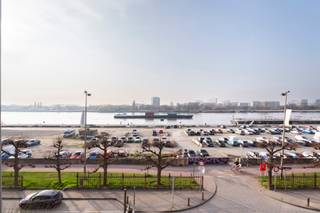 <p>Uitstekend gelegen langs de oevers van de Schelde, met een prachtig uitzicht over het water, bevindt zich dit comfortabele en lichtrijke kantoor. De ligging is werkelijk uniek: niet alleen pal aan de Schelde, maar ook op een steenworp afstand van de Grote Markt, de bruisende wijk Sint-Andries en het trendy Zuid. Dankzij deze centrale en strategische locatie zullen uw klanten en bezoekers meteen onder de indruk zijn van de bereikbaarheid en de aantrekkelijke omgeving.</p>
<p>Met een oppervlakte van ca. 96 m² en een veelzijdige, functionele indeling biedt deze kantoorruimte tal van mogelijkheden. Gelegen op de tweede verdieping en dankzij de vele raampartijen badend in het natuurlijke licht, beschikt de ruimte over voldoende plaats voor het inrichten van meerdere bureaus. Daarnaast zijn er talrijke ingemaakte kasten voorzien, wat zorgt voor extra opbergruimte en een georganiseerde werkomgeving. Tot slot is er ook een praktische doucheruimte aanwezig, uitgerust met een inloopdouche en een wastafel met opbergkasten.</p>
<p>Kortom, een uitzonderlijke kantoorruimte die ligging, comfort en functionaliteit perfect combineert en de ideale uitvalsbasis vormt voor uw onderneming.</p>
<p>Huurprijs: 1.595,00 EUR/maand<br />kosten: 50,00 EUR/maand<br />Beschikbaarheid: onmiddellijk</p>
<p>Interesse? Contacteer LISTED voor een bezoek: +32 3 283 51 51.</p>
