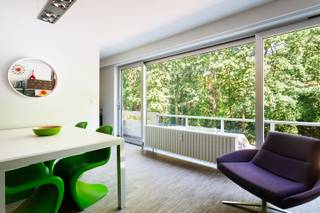 Gelegen aan de groene rand van Deurne geniet dit appartement van een uitzonderlijke ligging recht tegenover de Bremweide. Of je nu graag wandelt, sport of gewoon wil genieten van een groene omgeving, hier woon je met alle voorzieningen binnen handbereik én het groen als buur. De combinatie van openbaar vervoer en verbindingswegen vlakbij zijn een extra troef.<br /><br />Dit gerenoveerde appartement bevindt zich op de eerste verdieping van een verzorgd gebouw en werd met oog voor kwaliteit en comfort afgewerkt. Daarbij werd ook aandacht gegeven aan de energiezuinigheid. Hierdoor kan je als nieuwe eigenaar zonder zorgen verhuizen en meteen genieten van je nieuwe thuis. <br /><br />De leefruimte is licht en biedt meer dan voldoende plaats om een leuke zithoek en een gezellige eetkamer te installeren. De halfopen keuken sluit hier mooi op aan en is volledig uitgerust voor dagelijks gebruik. In de keuken is een berging aanwezig met een aansluiting voor een wasmachine/ droogkast. Vanuit de leefruimte alsook de keuken geniet je bovendien van een groen uitzicht op de Bremweide. <br /><br />Aan de achterzijde van het appartement bevinden zich twee volwaardige slaapkamers. De grootste slaapkamer geeft rechtstreeks uit op een aangenaam zonneterras. Ook de badkamer werd smaakvol ingericht en beschikt over een ruime inloopdouche en een moderne wastafel. <br /><br />Kortom, een instapklaar appartement waar comfort, kwaliteit, energiezuinigheid en een uitstekende ligging tegenover de Bremweide perfect samenkomen.